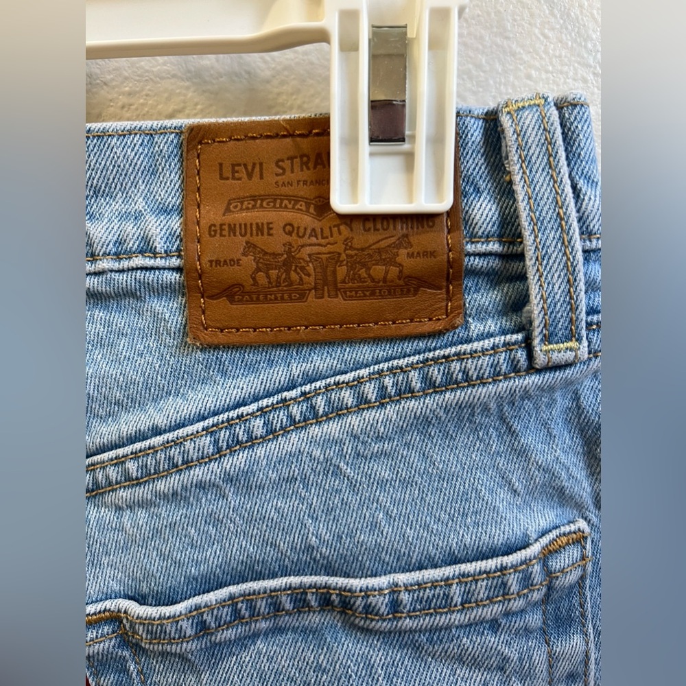 Levi’s premium rib cage shorts size 26 with distress. Light wash. - Picture 3 of 6